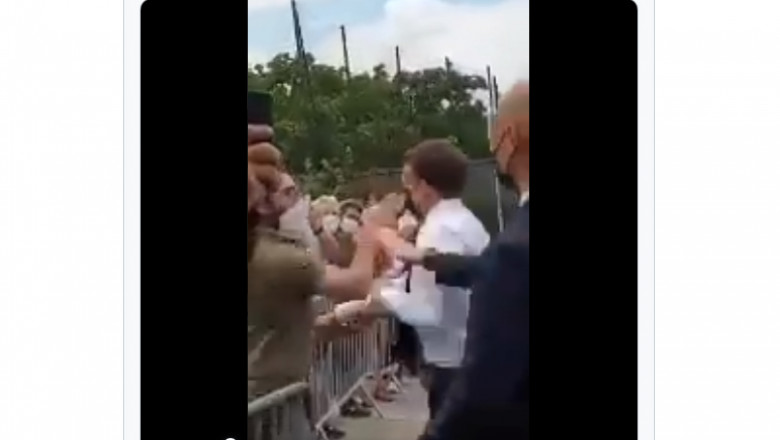 Momentul în care Damien Tarel (stânga) îi trage o palmă președintelui Emmanuel Macron.