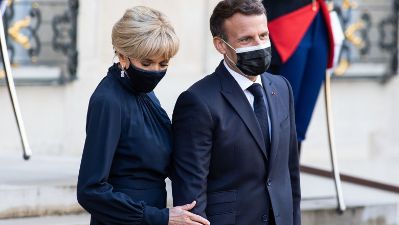 Emmanuel și Brigitte Macron cu masti pe fata