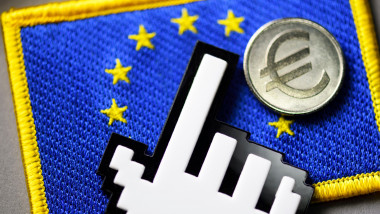 steagul UE cu un cursor s o moneda de un euro sugerand taxarea ginatilor digitali de catre UE