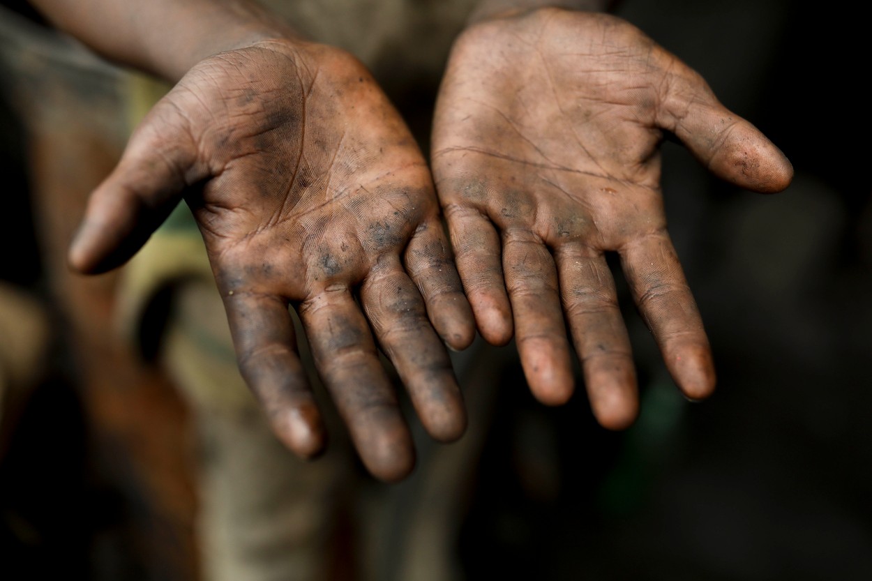 Mâinile unui copil din Bangladesh, după o zi de lucru