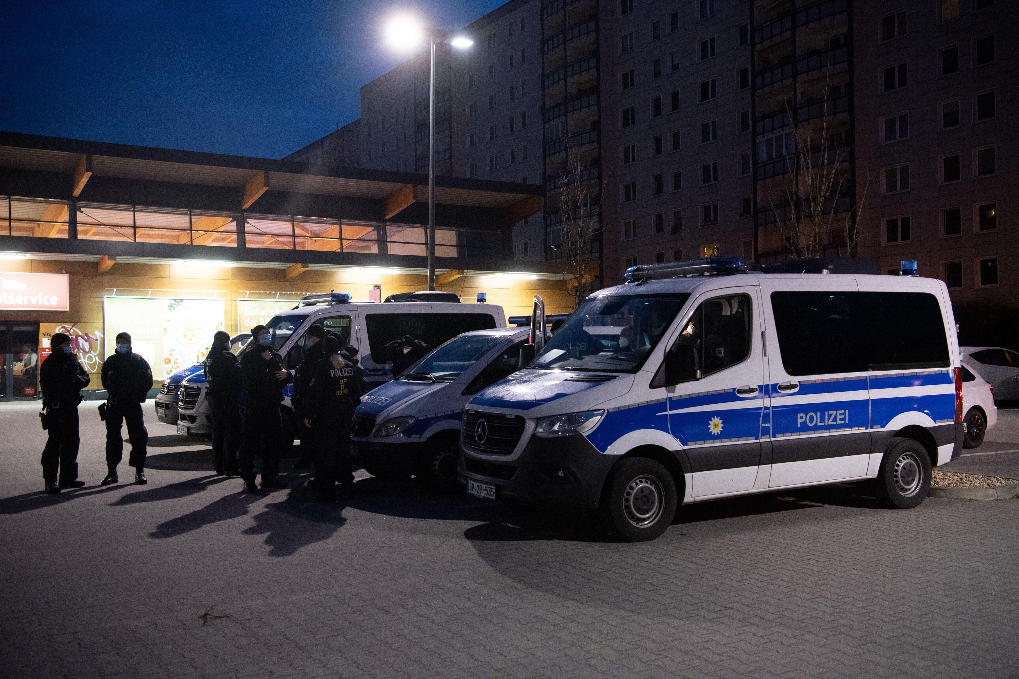 Sute de vietnameze aduse în Europa și forțate să lucreze în saloane de masaj sau bordeluri. Traficanții, prinși în Germania și Slovacia