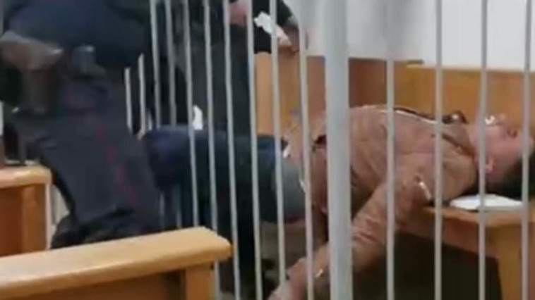 VIDEO | Un deținut politic al regimului Lukașenko a încercat să se sinucidă în sala de judecată