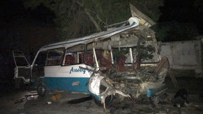 autobuz distrus de un atac cu bombă in kabul