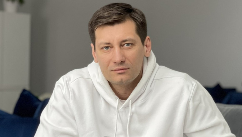 Dmitri Gudkov la laptop imbracat in alb