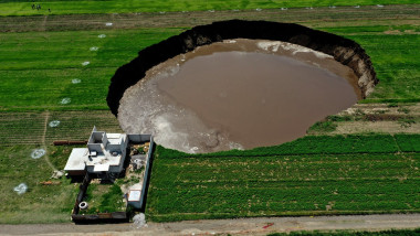 crater plin cu apa