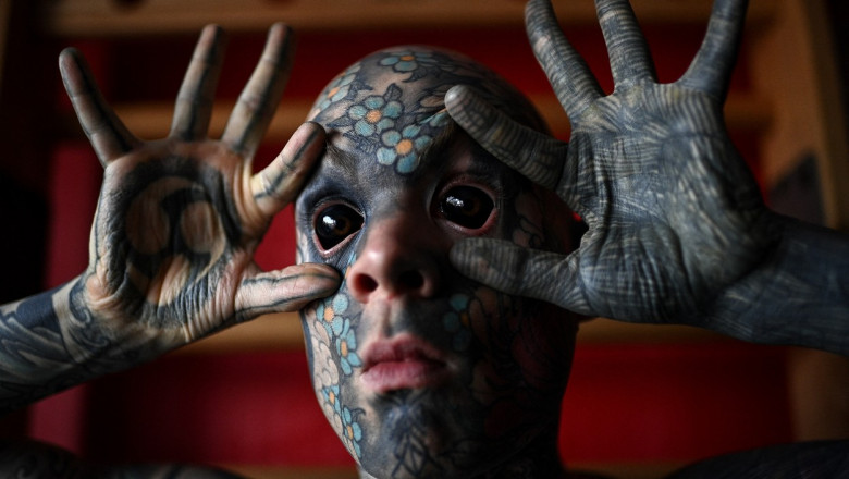 Sylvain Hélaine, alias Freaky Hoody, isi arată ochii tatuati care ii dau aparenta de extraterestru