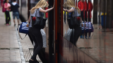 persoană se urcă într-un tren CFR în Gara de Nord