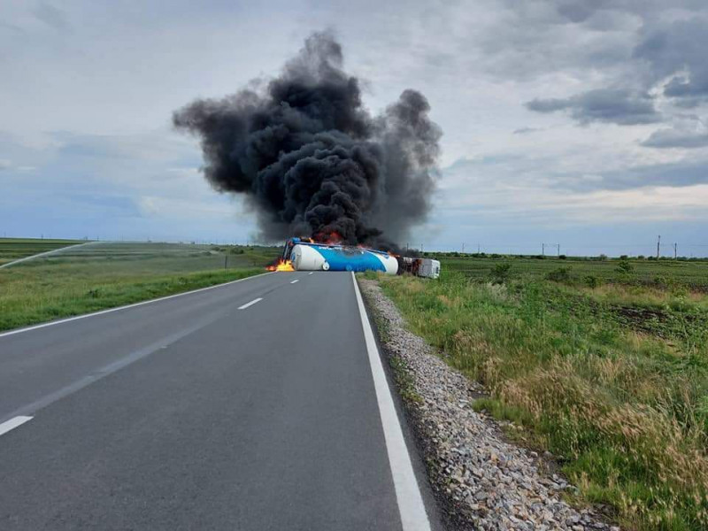 O cisternă s-a răsturnat și a luat foc pe DN 21A, în judeţul Brăila