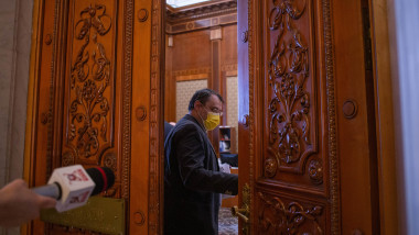 ministrul cristian ghinea intra in biroul lui ludovic orban