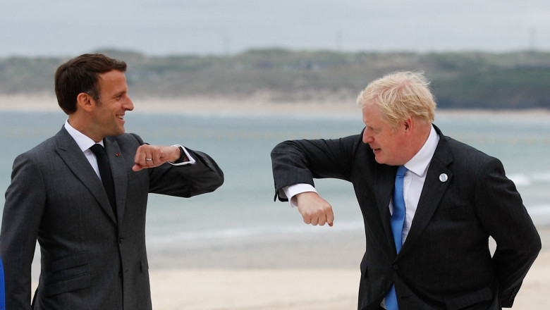 Boris Johnson și Emmanuel Macron se salută cu cotul pe plaja din Cornwall