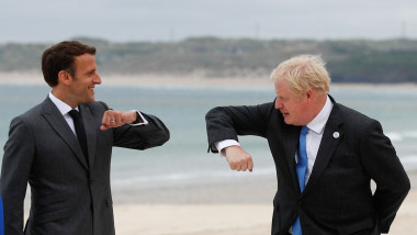 Boris Johnson și Emmanuel Macron se salută cu cotul pe plaja din Cornwall