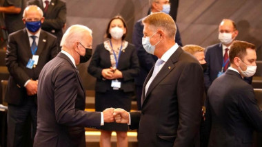 Joe Biden se salută cu Klaus Iohannis la sumiitul NATO de la Bruxelles.