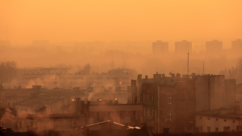 Poluare atmosferică puternică într-un oraș.