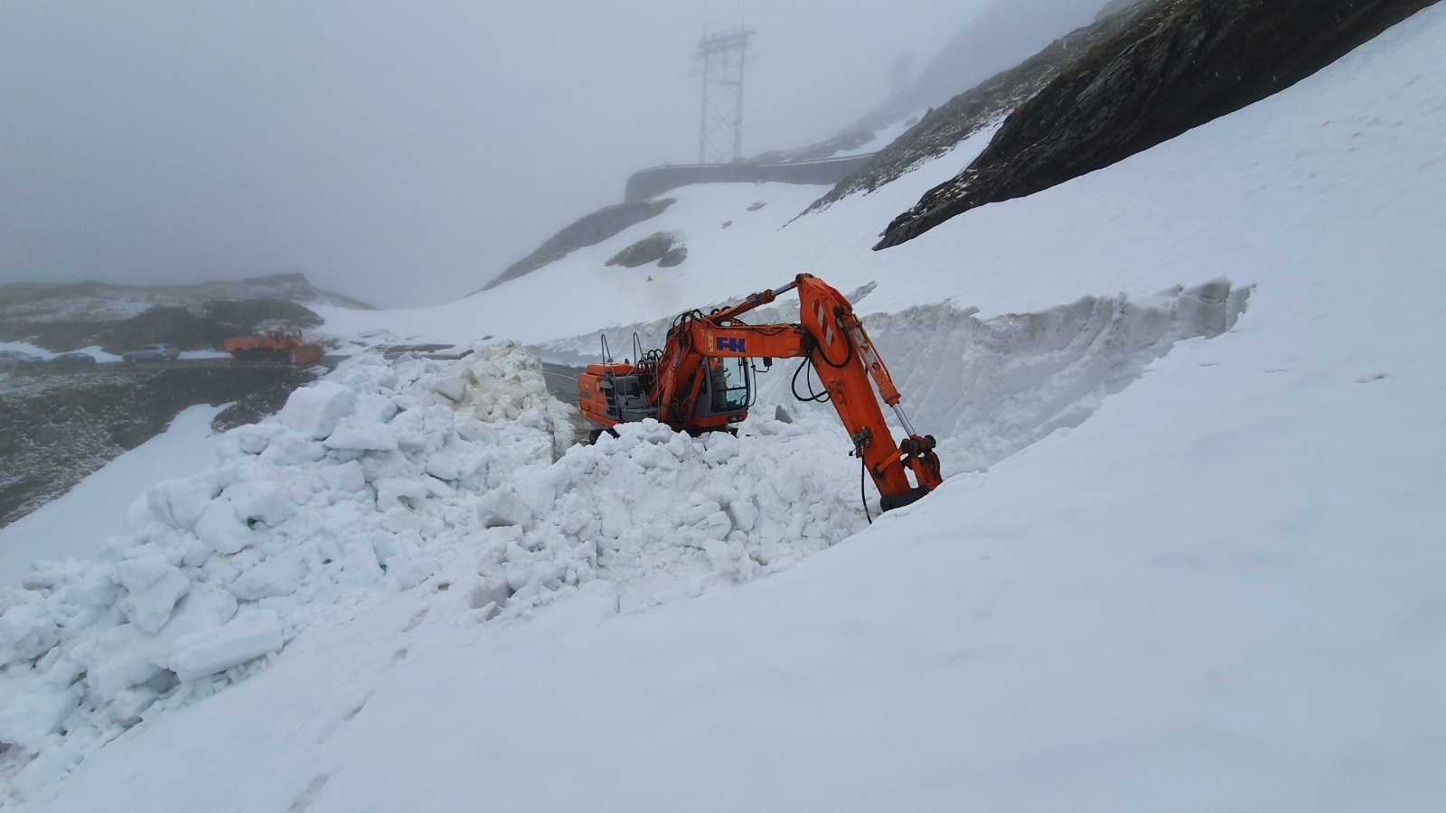 Strat de zăpadă de 7–8 metri pe Transfăgărășan cu două săptămâni înainte de deschidere