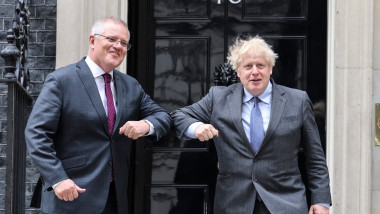 Boris Johnson și Scott Morrison se salută cu cotul în fața Downing Street Nr. 10
