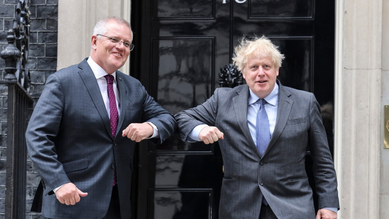 Boris Johnson și Scott Morrison se salută cu cotul în fața Downing Street Nr. 10