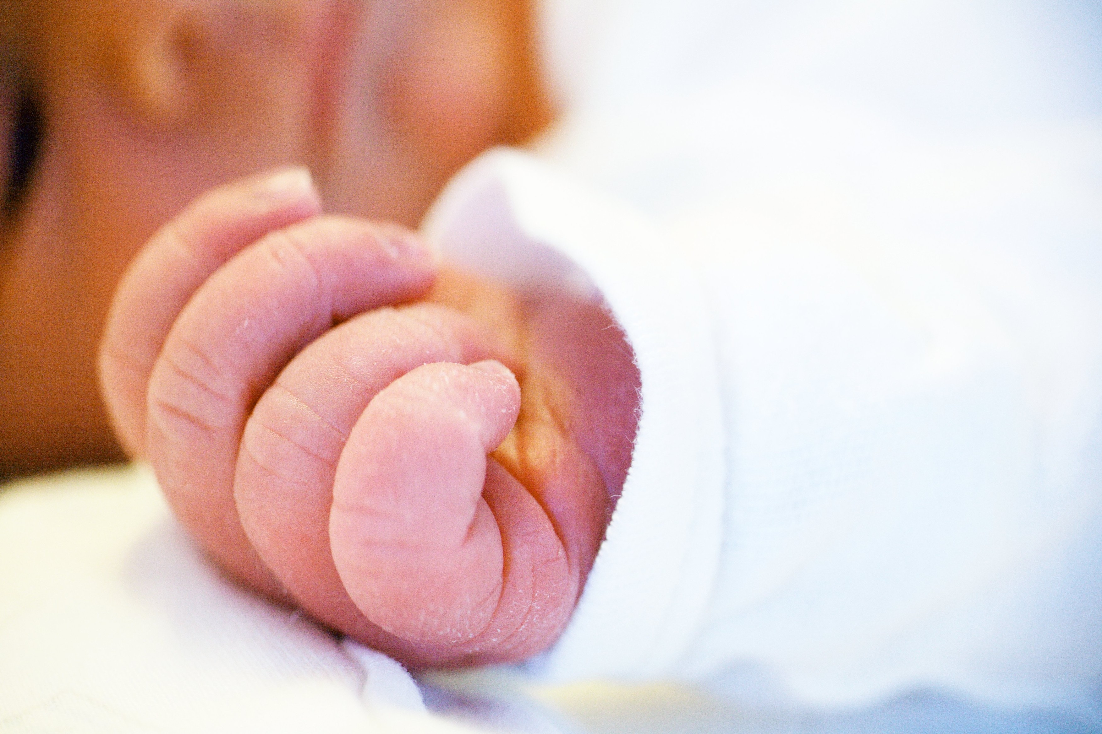 Bebeluș de un an din Brăila bătut de mamă până a intrat în comă. Femeia a fost arestată pentru tentativă de omor