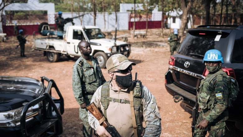 Mercenar rus alături de un membru al forțelor armate Centrafricane și de un soldat ONU