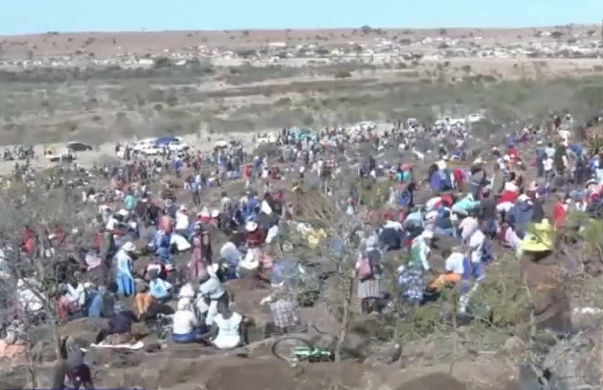 VIDEO. O piatră ciudată a stârnit o invazie de căutători de comori într-un sat african. „Înseamnă că viața ni se va schimba”