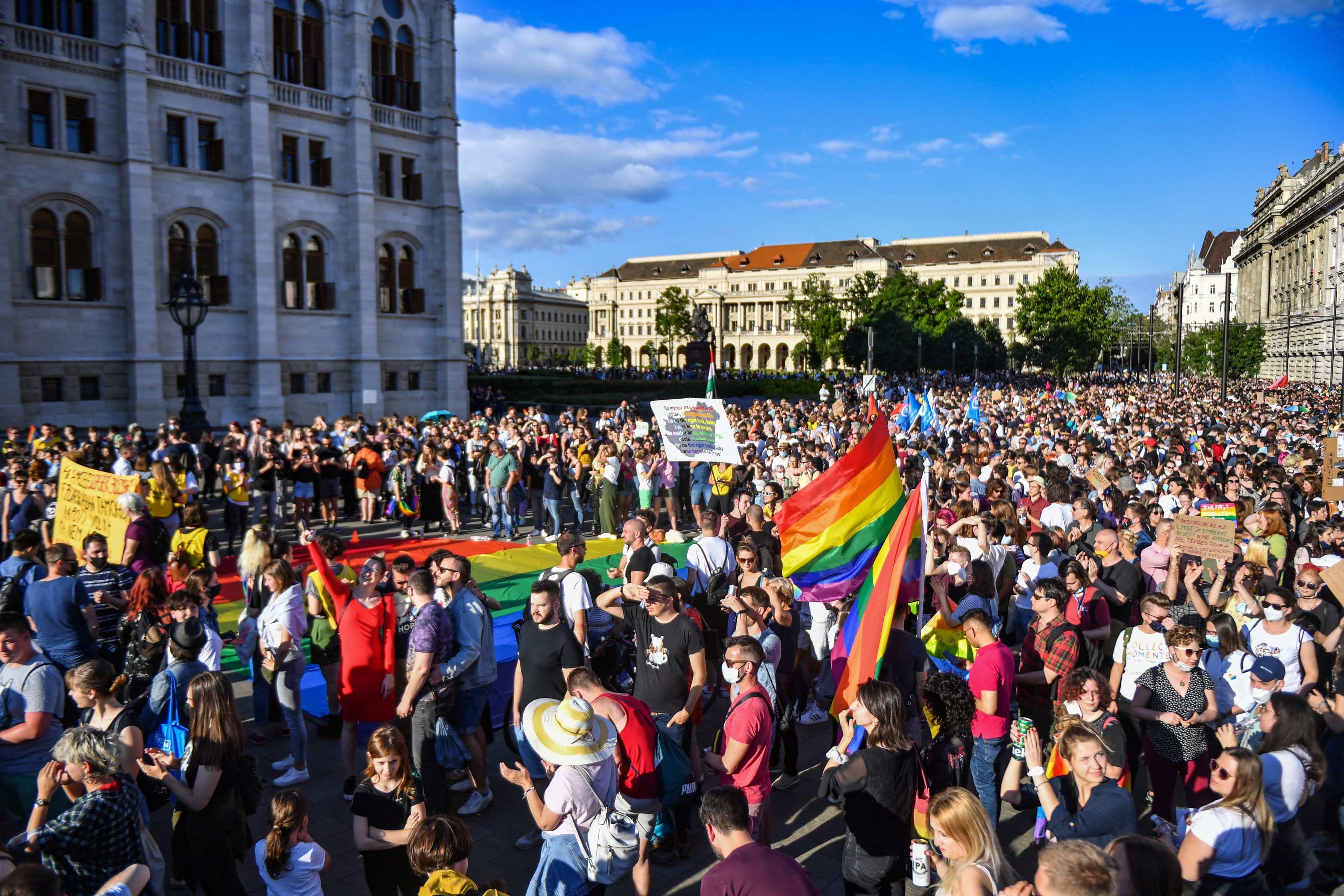 Ungaria a adoptat legea care interzice „promovarea” homosexualității în rândul minorilor