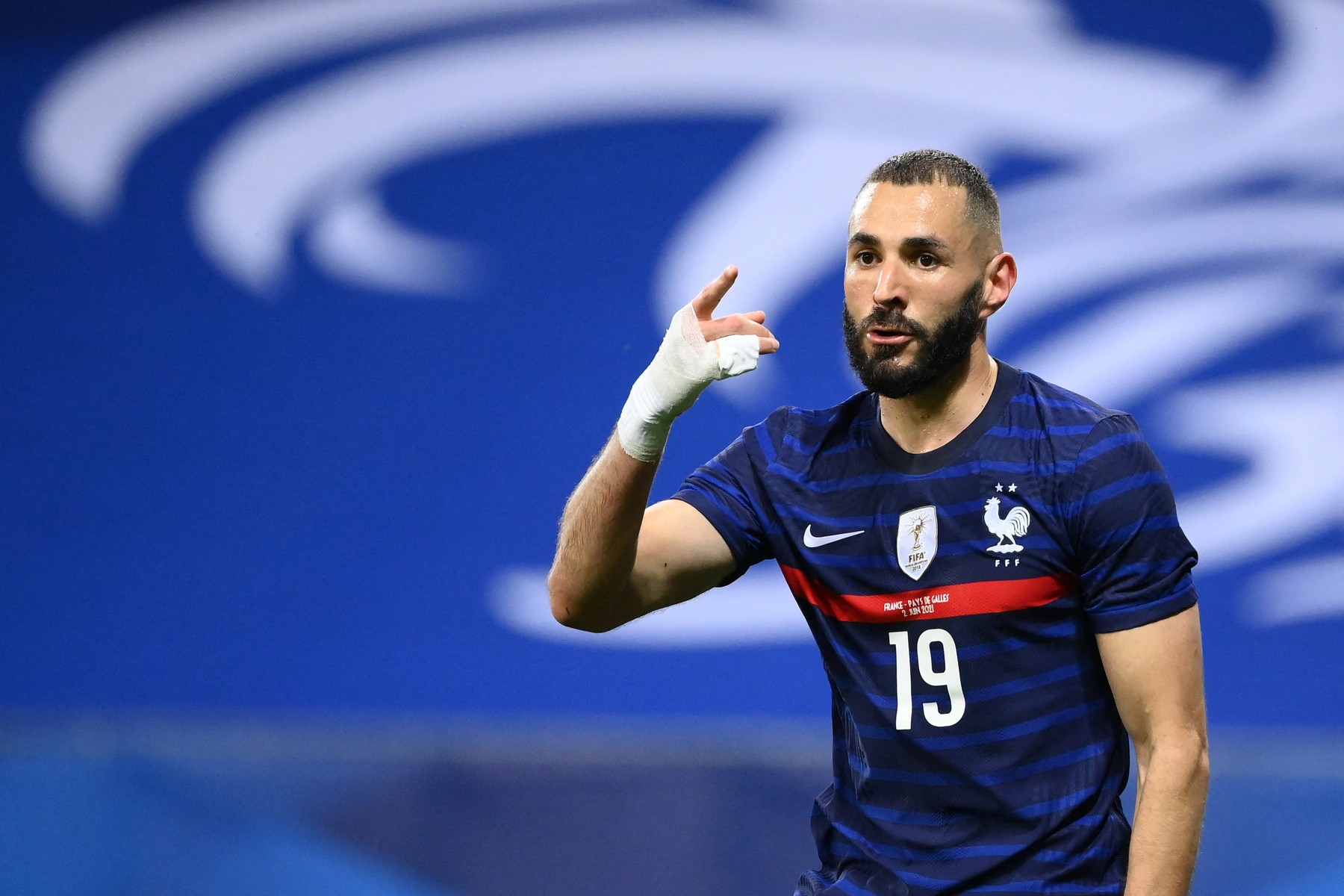 De ce Karim Benzema joacă tot timpul cu un bandaj la mână?