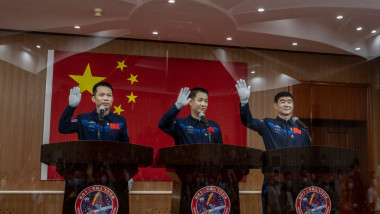 Astronauții Nie Haisheng, Liu Boming și Tang Hongbo saluta in timpul unei conferinte de presa inainte de a pleca pe orbită la bordul navei spațiale Shenzhou-12