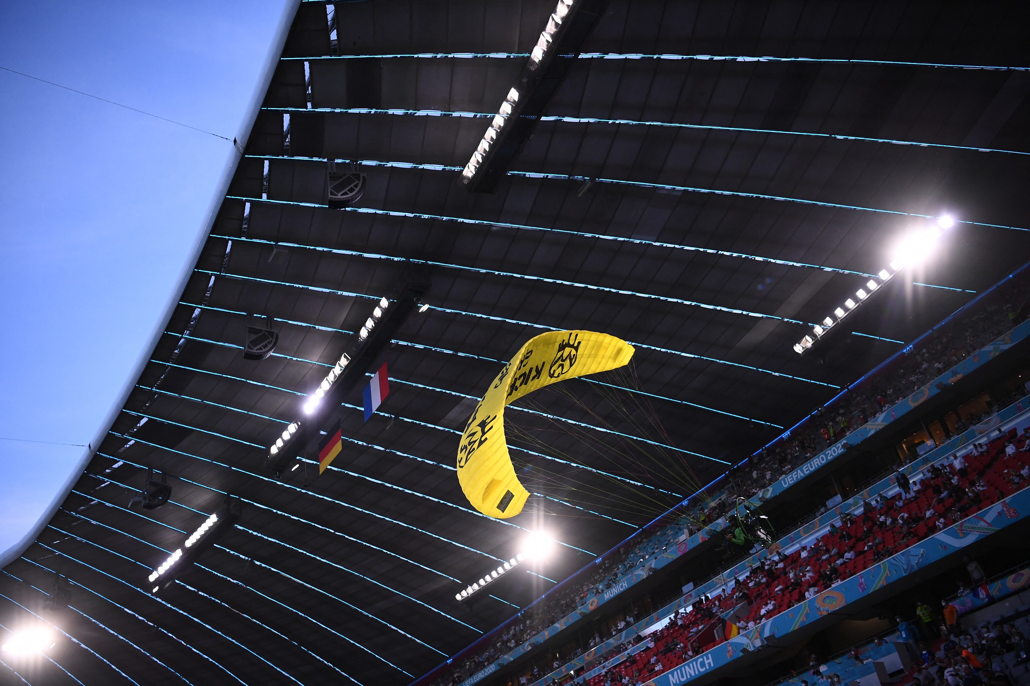 EURO 2020. Doi oameni au fost răniți la meciul Germania-Franța de un protestatar Greenpeace care zbura cu parapanta