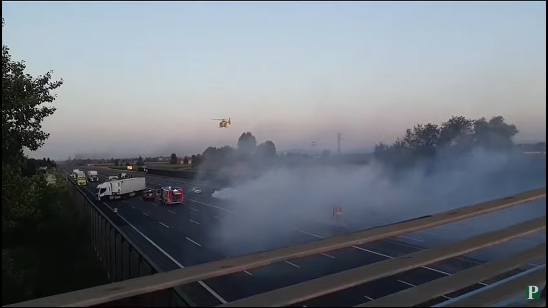 Atac armat asupra unei mașini blindate pe o autostradă din Italia. Hoții au pus cuie pe șosea și au incendiat mai multe mașini