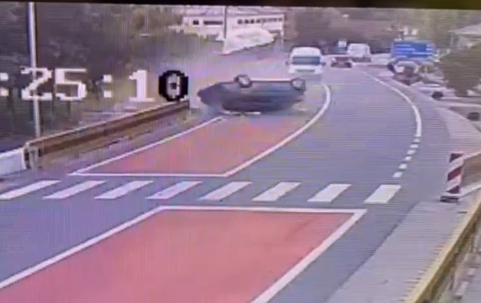 VIDEO. Un copil a murit și alți doi au fost grav răniți în urma unui grav accident în Dolj. Momentul în care mașina s-a răsturnat