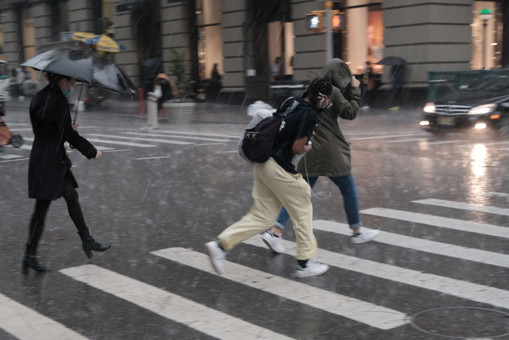 Alertă meteo de vreme severă în mare parte din țară. Ploi torențiale, grindină și vijelii, până la noapte