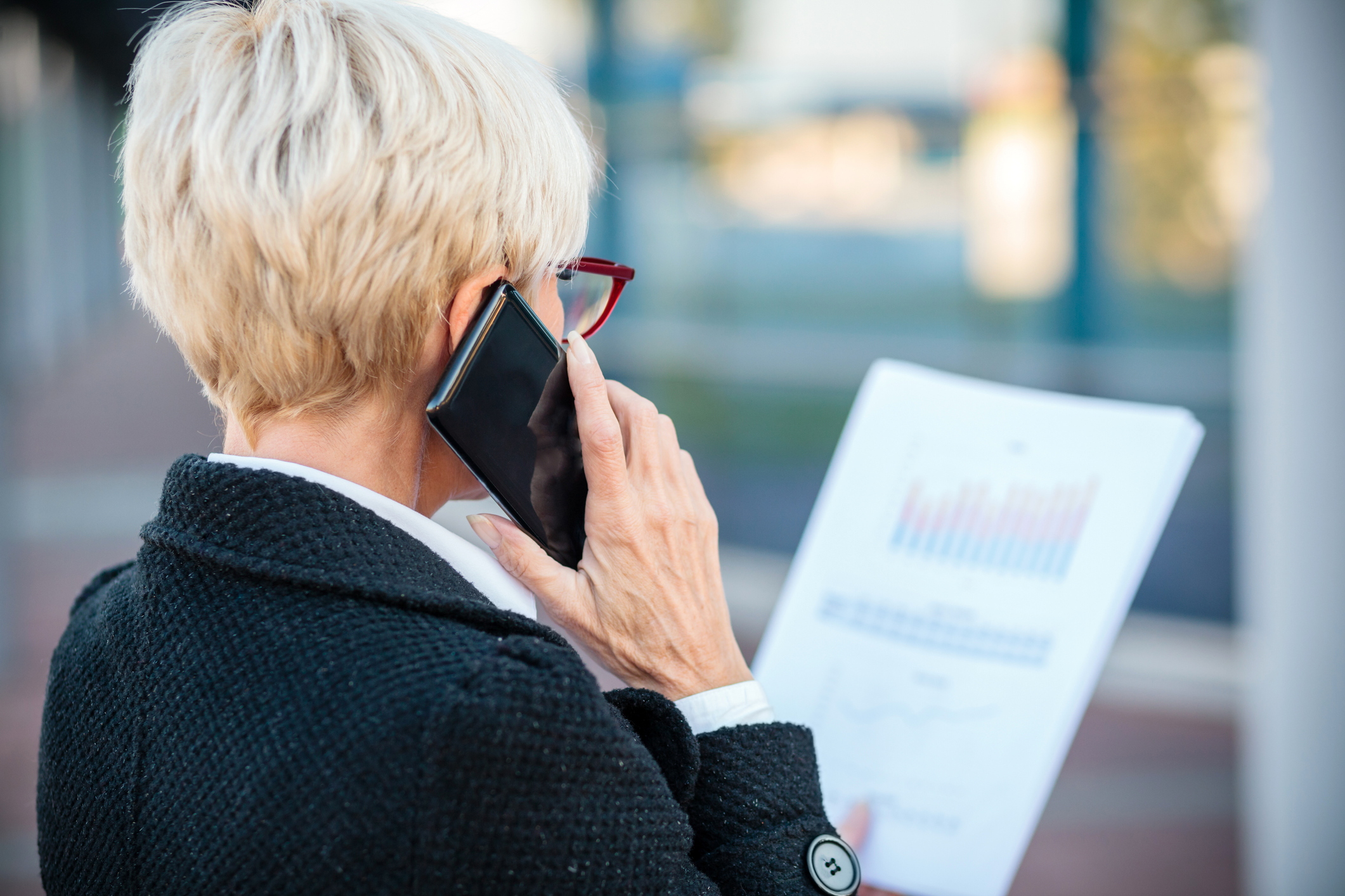 Femeie din Brașov păcălită cu 130.000 de euro în urma unui telefon. Ce i-a spus bărbatul care a sunat-o