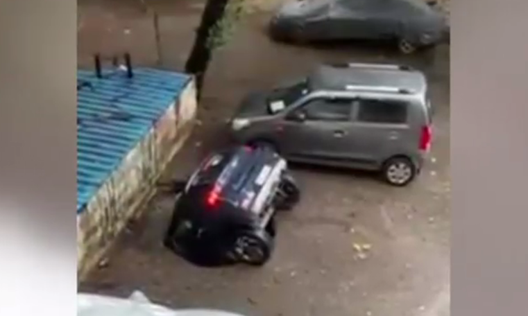 VIDEO. Momentul în care o mașină aflată în parcare dispare într-o groapă formată brusc