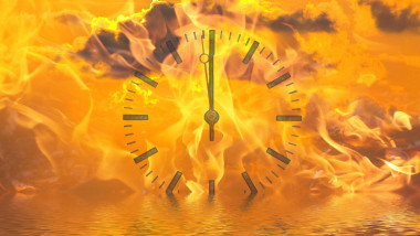 Ilustratie care arată un ceas pe un fundal cu flăcări, care semnifica cresterea temperaturilor