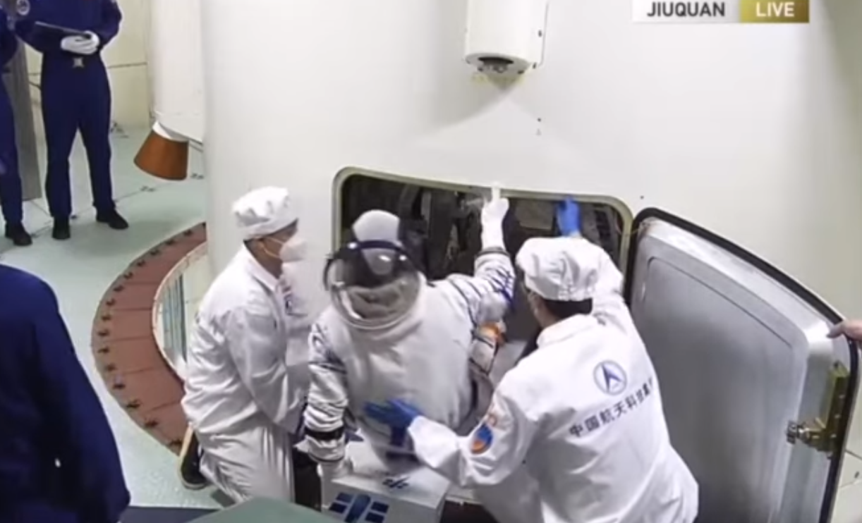 VIDEO. A început prima misiune cu echipaj uman pe stația spațială chineză. 3 astronauți au fost trimiși în spațiu