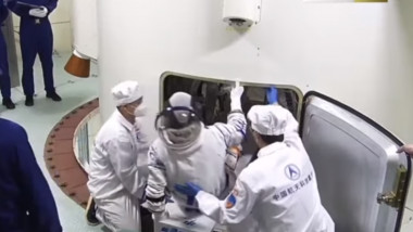 Astronauții chinezi intră în modulul care îi va transporta pe stația spațială a Chinei.
