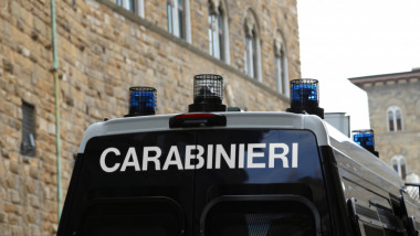 masina a politiei italiene pe care scrie carabinieri