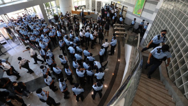 500 de polițiști au descins la redacția Apple Daily din Hong Kong