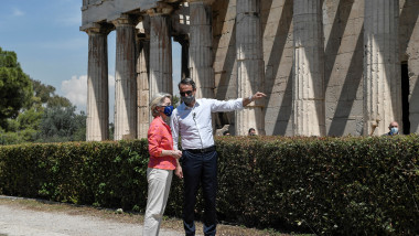 Președintele CE, Ursula von der Leyen, și premierul grec Kyriakos Mitsotakis în Agora din Atena.