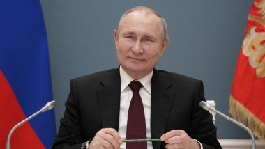 Vladimir Putin participă la o sedință.