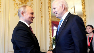 Putin și Biden dau noroc la întâlnirea din Geneva.