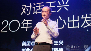 Bărbat chinez vorbește în fața unui ecran