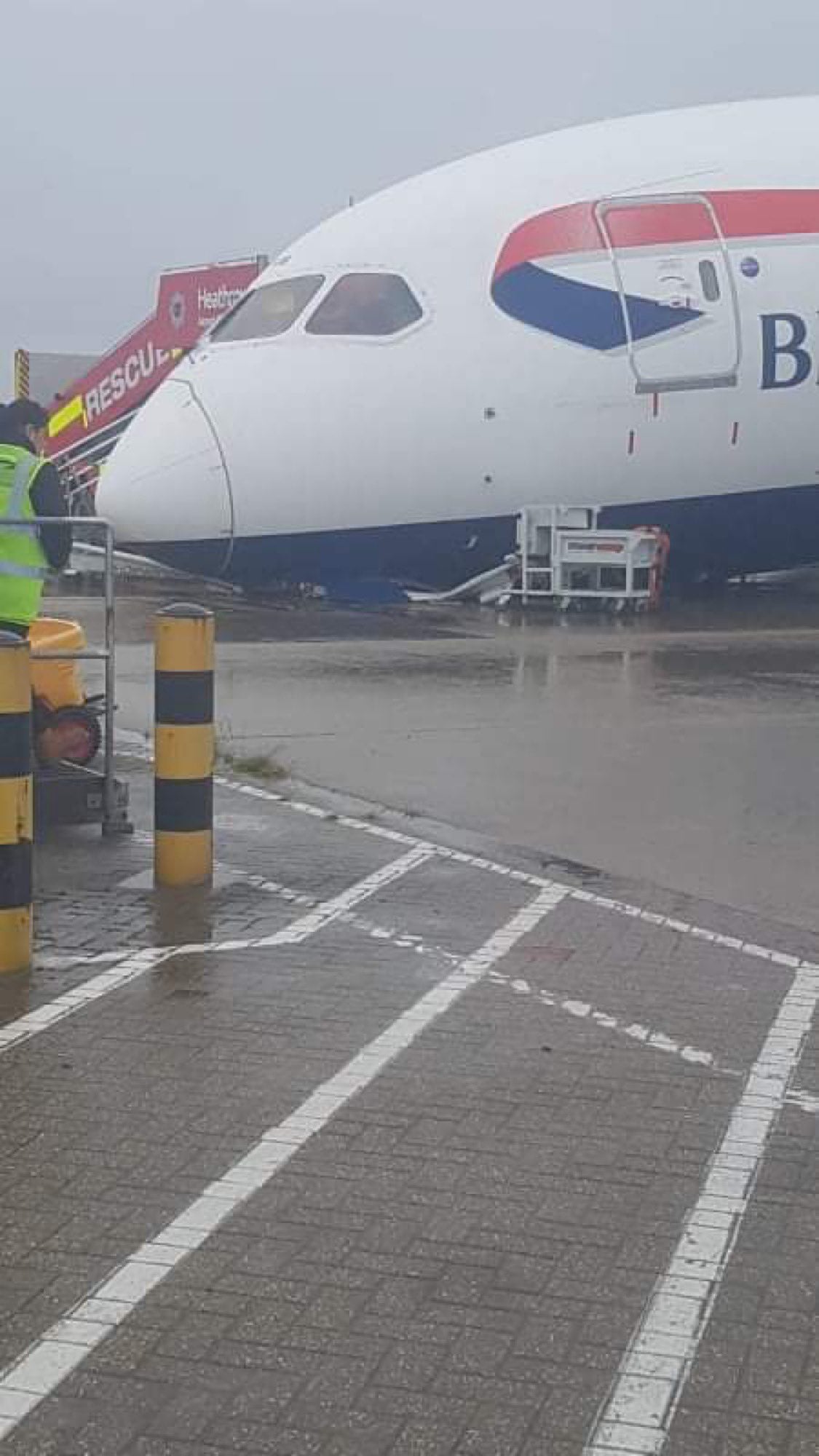 avion BA roata rupta