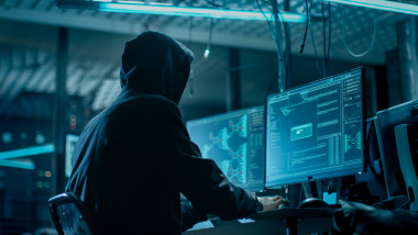 Un hacker lucrează la computer.