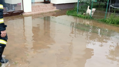curtea unei case inundate in dambovita