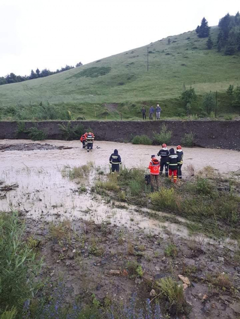 Un bărbat a murit după ce a fost luat de viituri