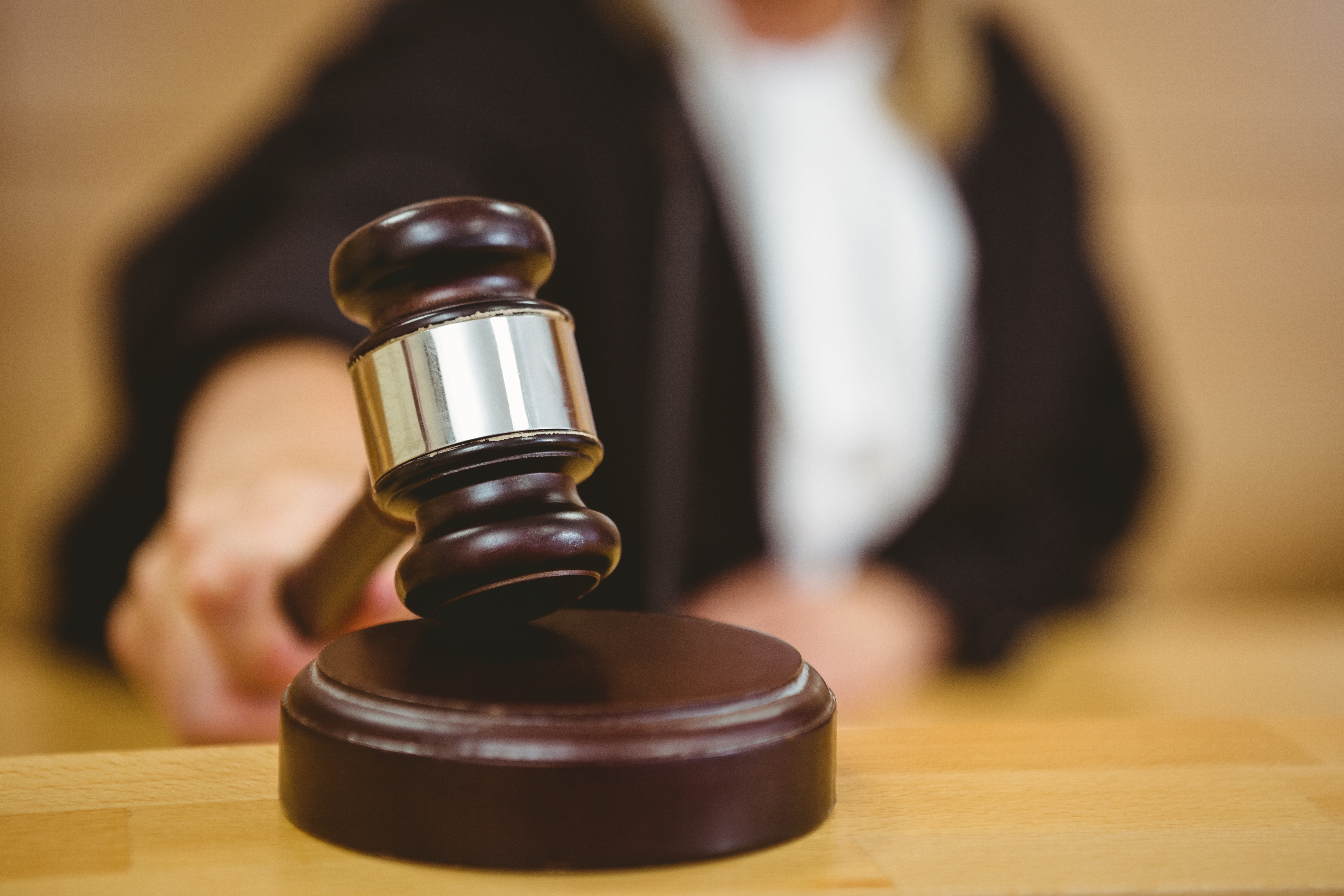 Doi foști procurori au câștigat în instanță returnarea banilor opriți de stat prin impozitarea progresivă a pensiilor speciale