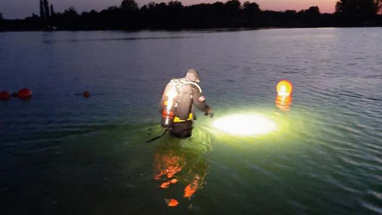scafandru cu lanterna in lacul ghiroc