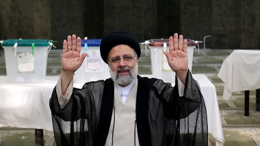 clericul iranian ebrahim raisi cu mainile ridicate a salut