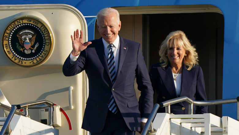 Joe și Jill Biden fac cu mana in timp ce coboară din Air Force One