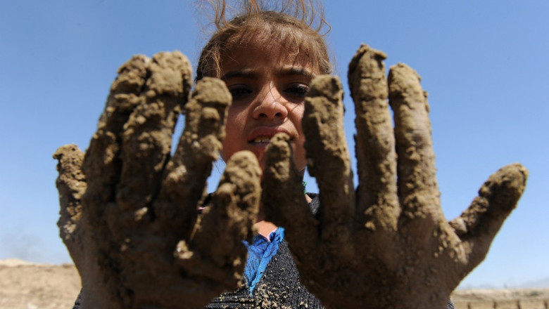 Mâinile muncite ale unui fetițe de 8 ani din Bangladesh.